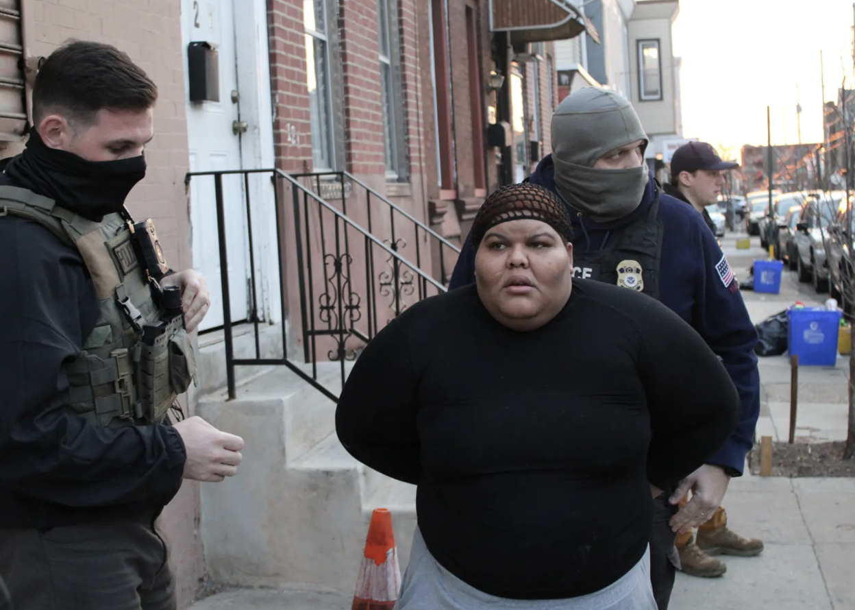 曾因芬太尼罪被驱逐,费城毒贩非法重返美国后被ICE逮捕!现场痛哭不已!